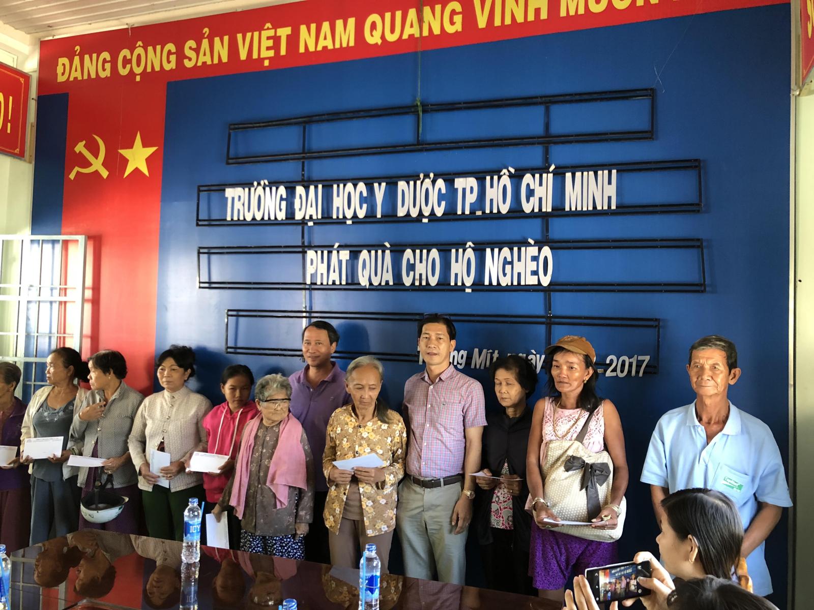 Cùng BV ĐHYD phát quà hộ nghèo và khám chữa bệnh tại Tháp Mười