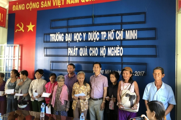 Cùng BV ĐHYD phát quà hộ nghèo và khám chữa bệnh tại Tháp Mười