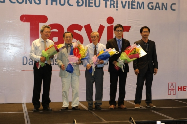 Các Giáo sư, Tiến sĩ bác sĩ nhận Hoa cảm ơn tại Hội nghị